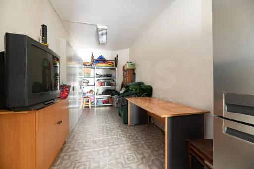 Fraction A: Ground floor, intended for a garage, comprising a large room, a toilet, patio and annex, with its own exit onto the public highway.