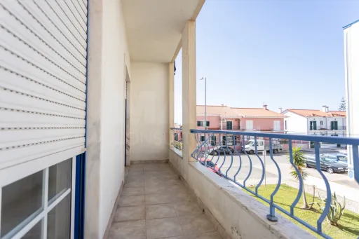Apartamento T3 com parqueamento, arrecadação e varandas na Urbanização dos Pilares em Samora Correia.