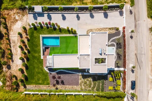 Moradia Contemporânea de Luxo com Vista Barragem, Piscina e 3.000m² Urbanos | Peniche