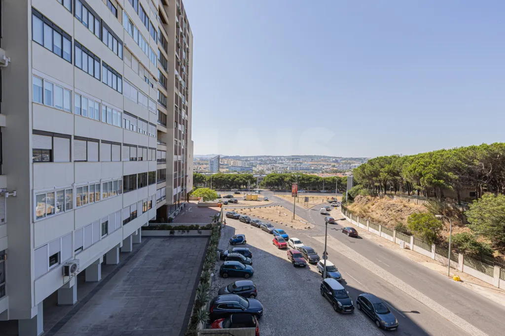Oportunidade T4 Varandas, Estacionamento e Arrecadação no Restelo