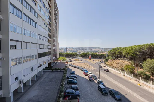 Oportunidade T4 Varandas, Estacionamento e Arrecadação no Restelo