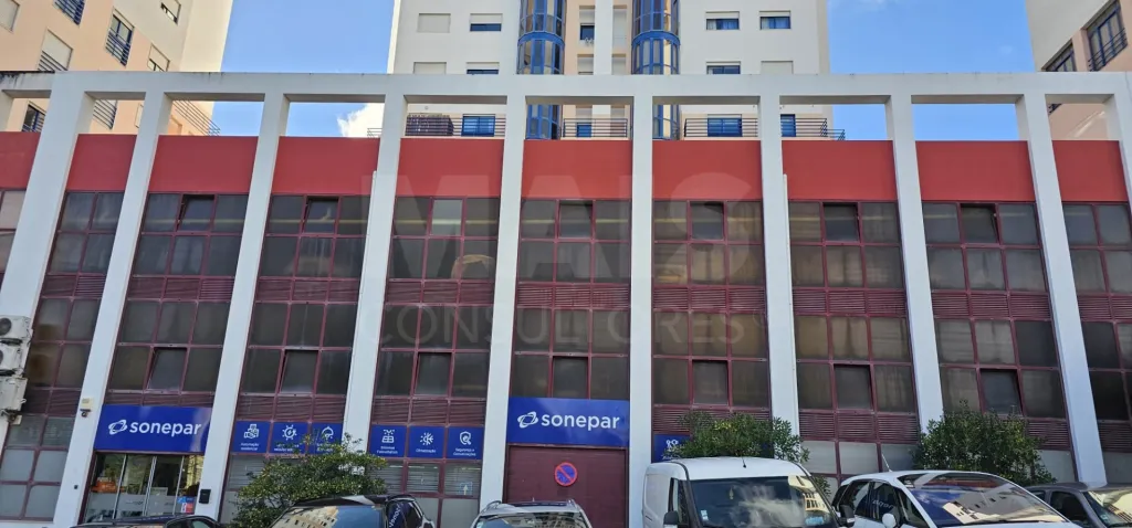 Loja Santo António dos Cavaleiros com 349,90m2 útil e 4 lugares de estacionamento