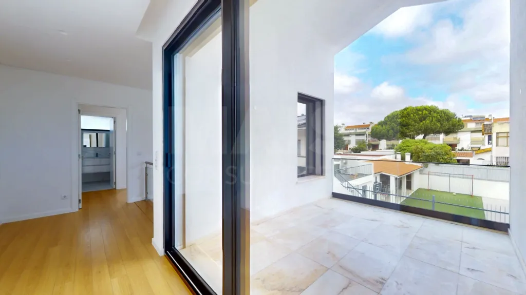 Moradia nova com piscina T4 em Linda a Velha