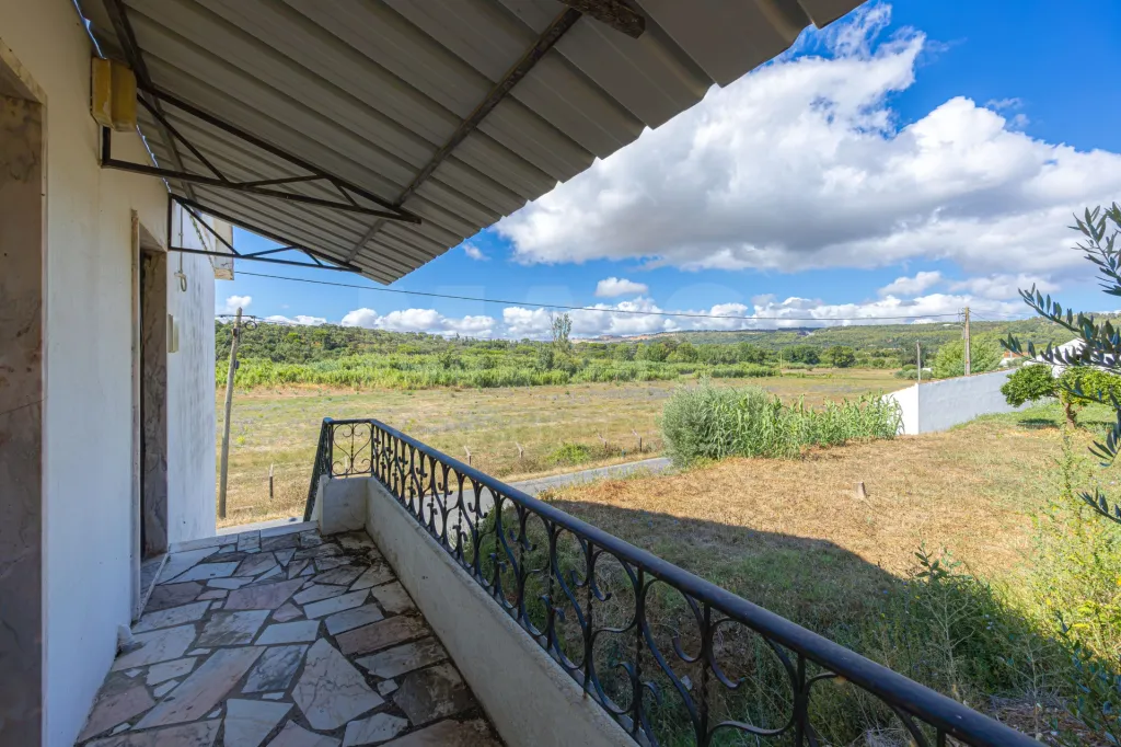 2-Bedroom House with Garage | 400 m² Lot | Ota – Alenquer