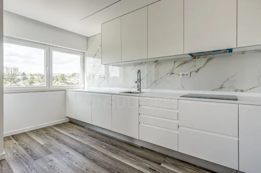 Apartamento T3 totalmente remodelado na Póvoa de Santa Iria com parqueamento