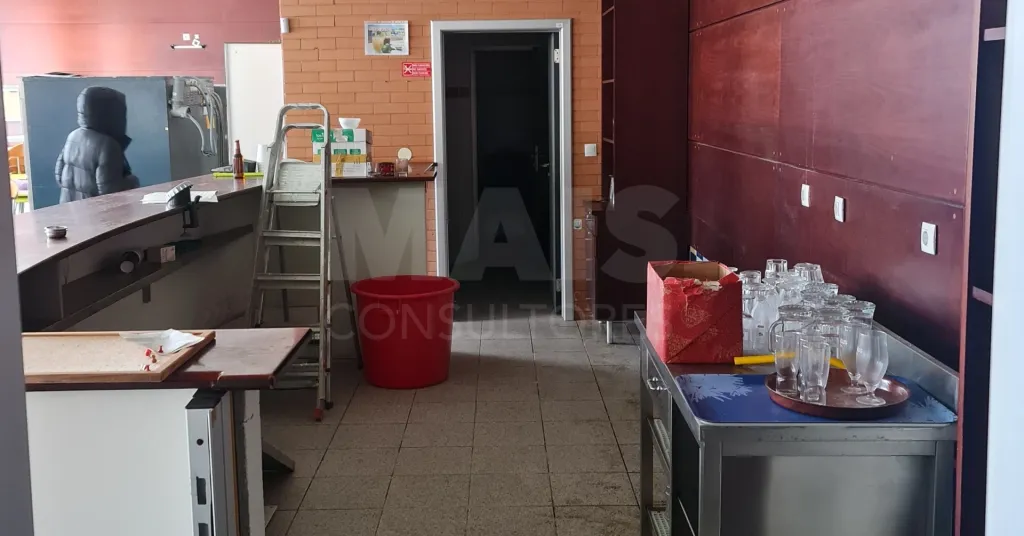Restaurante junto à linha da praia Ericeira