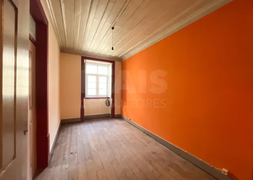 Prédio de uso Misto com 5 Pisos e 2 Frentes  na Baixa de Coimbra – 2 entrada independentes