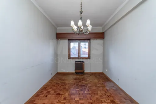 3-bedroom apartment in Alvalade, near Padre António Vieira Secondary School
