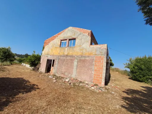 Moradia em construção em Salir de Matos