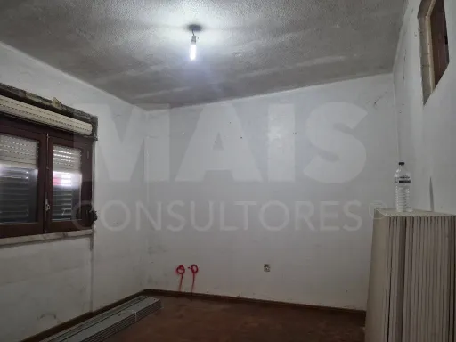 Oportunidade de Investimento em Vialonga – Moradia T2 para Remodelação