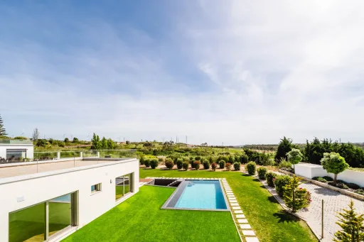 Moradia Contemporânea de Luxo com Vista Barragem, Piscina e 3.000m² Urbanos | Peniche