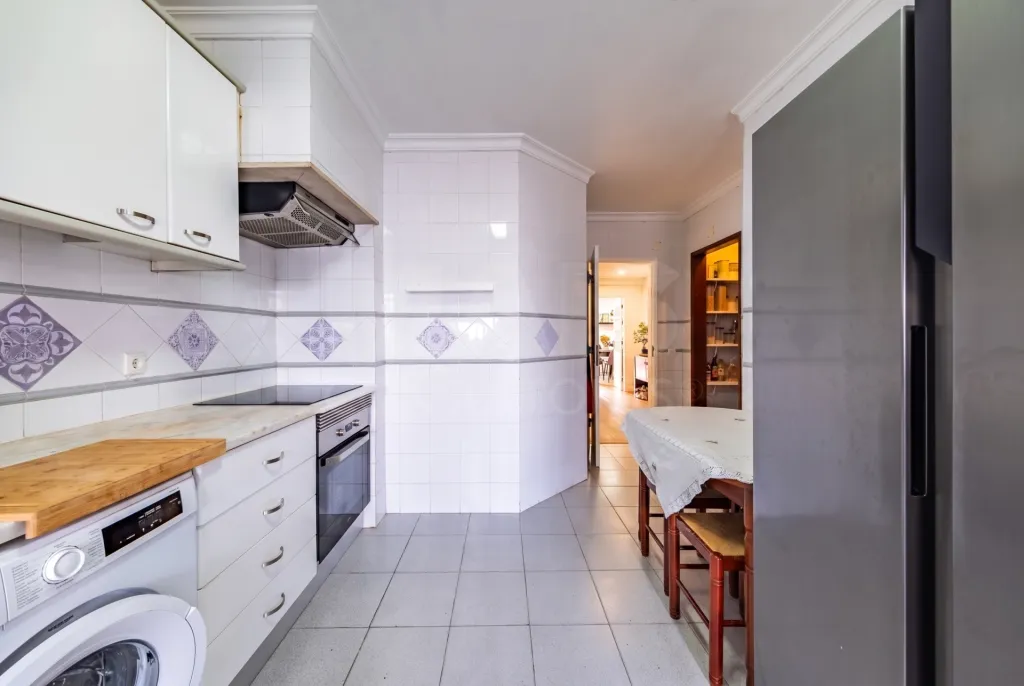 Apartamento T3 Renovado com Garagem Box – Cidade Nova, Caldas da Rainha