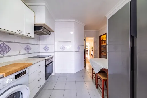Apartamento T3 Renovado com Garagem Box – Cidade Nova, Caldas da Rainha