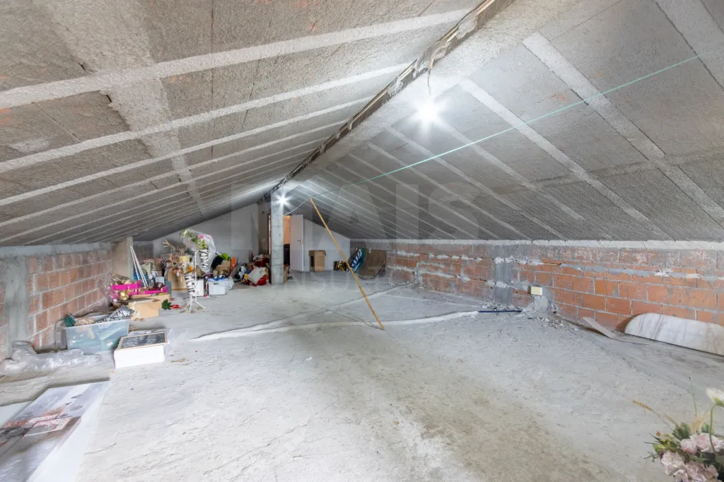 Moradia térrea T4 com anexo e 5.000 m2 de terreno em Geraldes