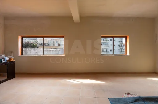 🏠 Loja para Transformação em Apartamento T3+1