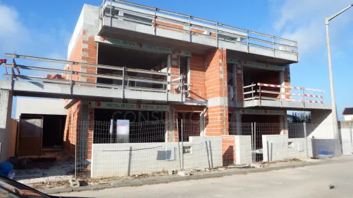 Moradia T3+1 junto praias | Garagem + logradouro privado | Terraço panorâmico sobre o mar