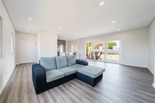 Semi-New Single-Storey House with Outdoor Space - Olho Marinho