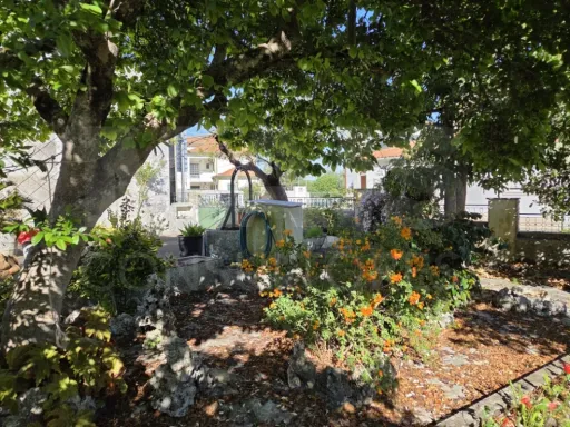 Moradia T3 com Jardim, Anexos e Enorme Potencial – Moitas Vendas