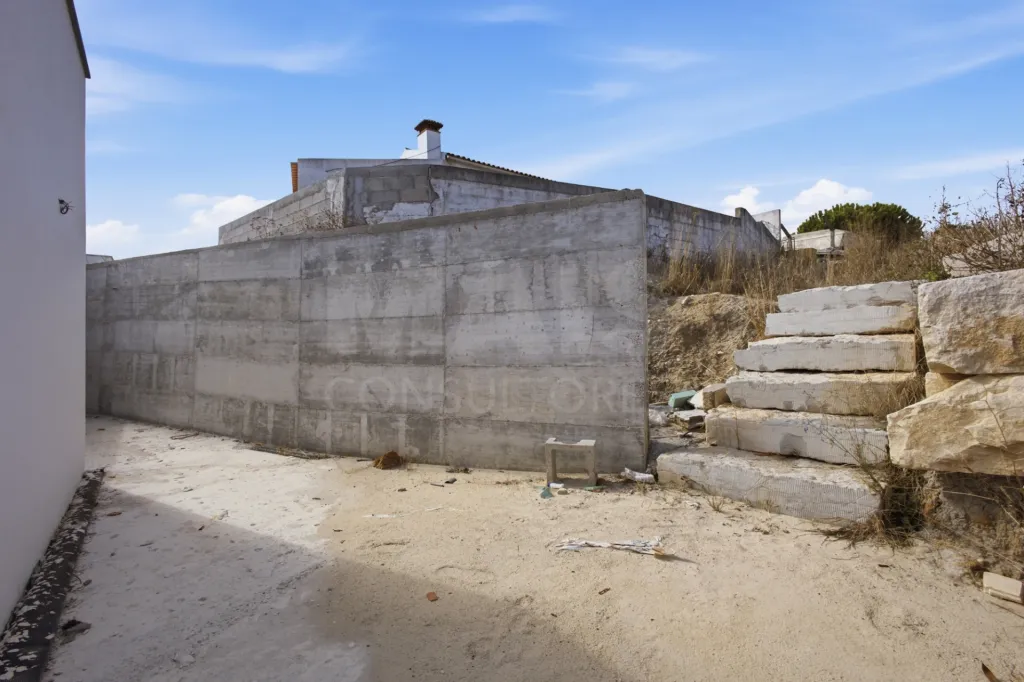 Moradia T4 com piscina em lote de 759m2 em Amoreira Óbidos