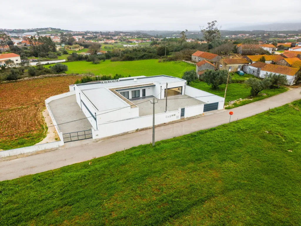 Modern 3-bedr. house on plot of land w/ 2.610m2