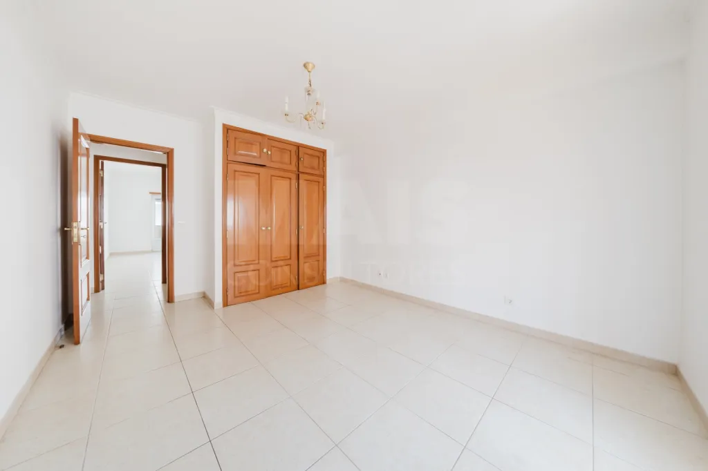 Apartamento T3 com garagem e varanda.