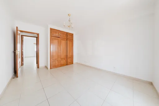 Apartamento T3 com garagem e varanda.