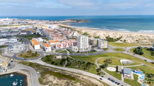 Loja com 2 Pisos no Centro de Peniche — Uma Oportunidade Imperdível!
