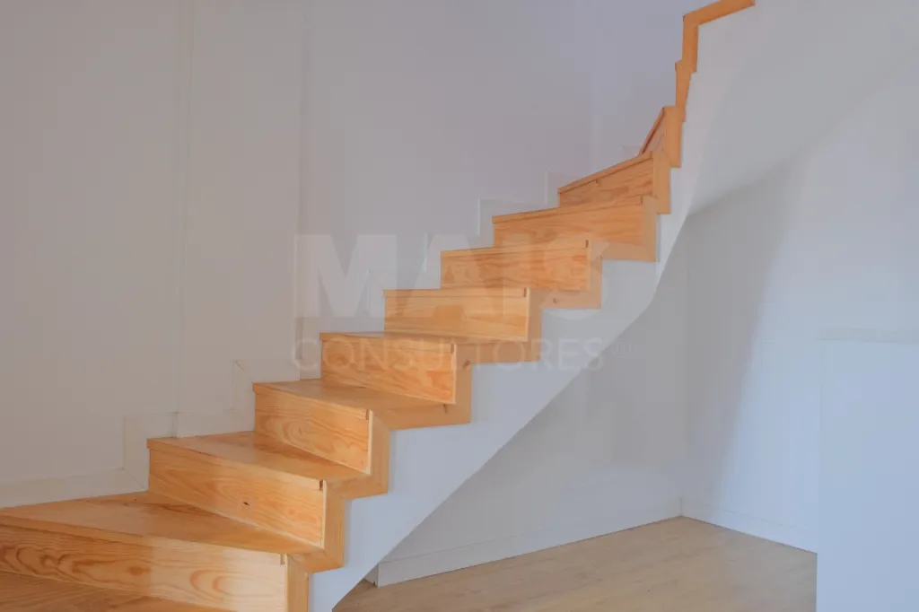 Apartamento T3 duplex remodelado