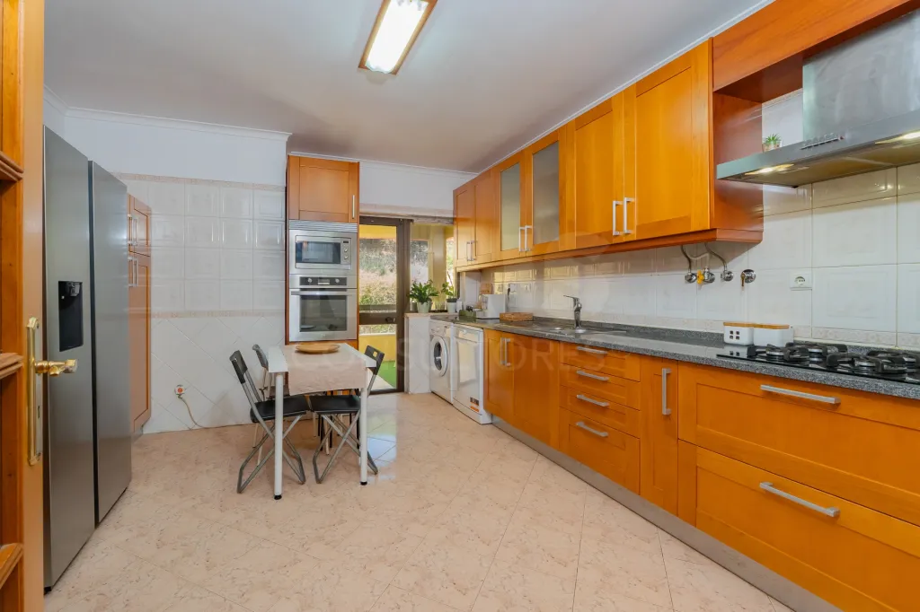 T2 com excelentes áreas, duas casas de banho e varandas em todas as divisões | Casal da Mira – Amadora