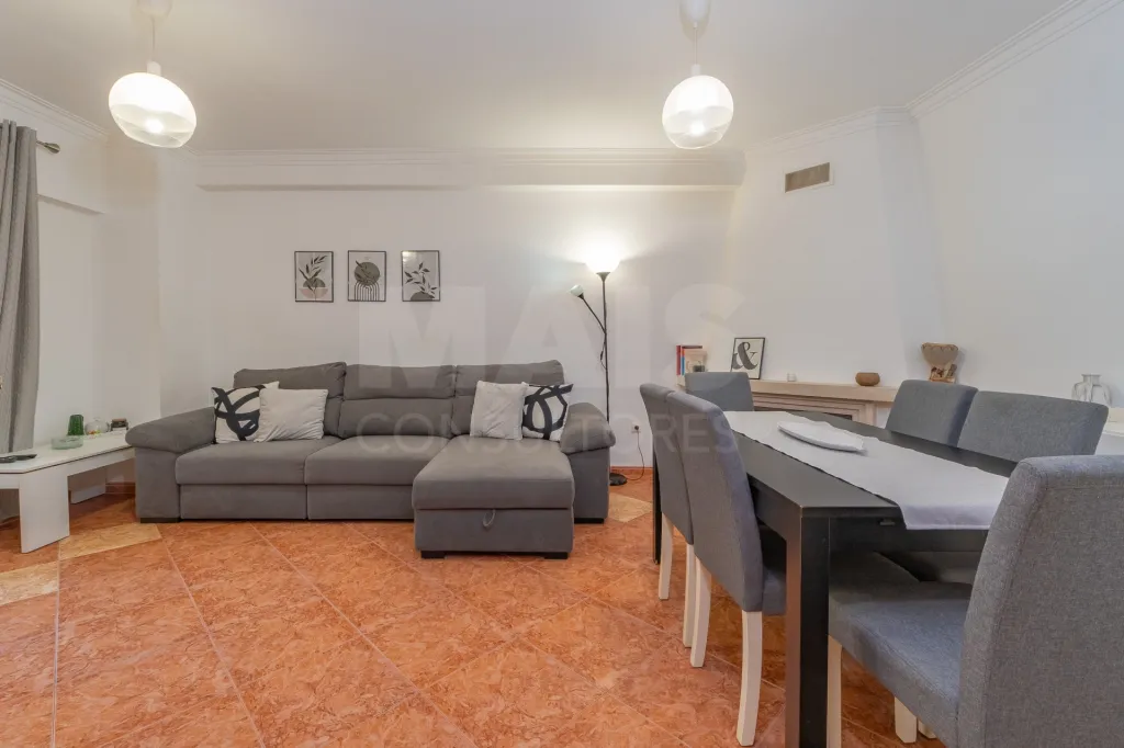 T2 com excelentes áreas, duas casas de banho e varandas em todas as divisões | Mina d'Água – Amadora