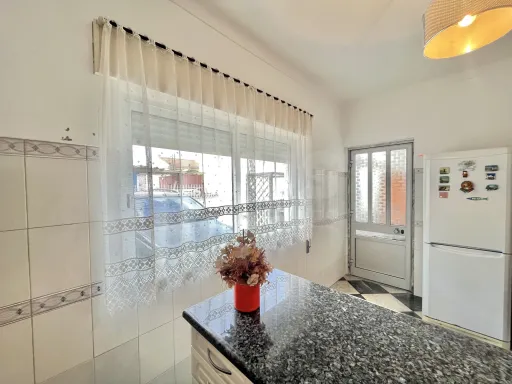 Moradia térrea com sótão e logradouro em Samora Correia