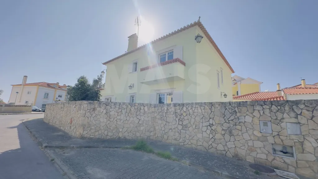 Exclusiva Moradia T4 com Jardim Privativo e Garagem | A minutos da Praia da Foz do Lizandro e da Ericeira