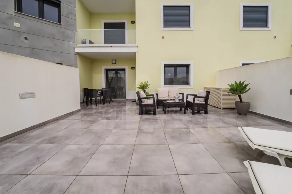 Apartamento recente com piscina e excelente exposição solar junto à praia do Baleal