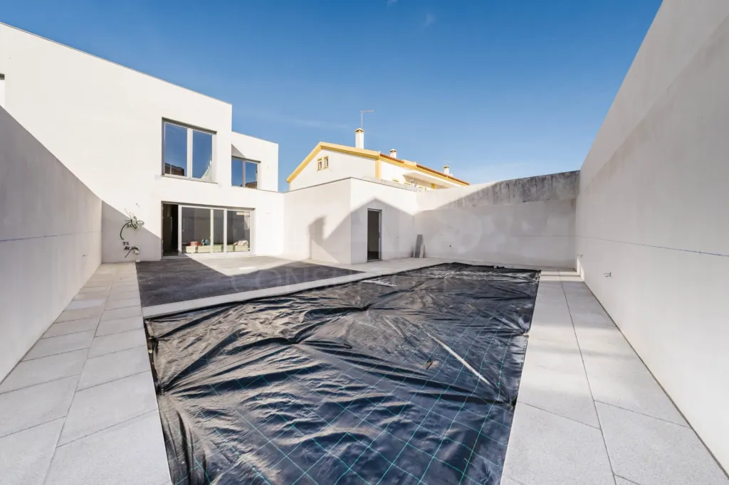 Moradia T4 com Garagem Logradouro e Jardim