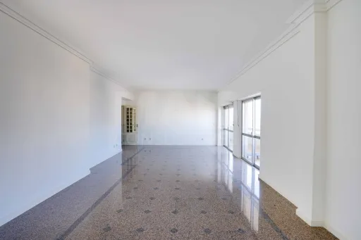 T5 Junto ao metro do Lumiar com garagem e varandas