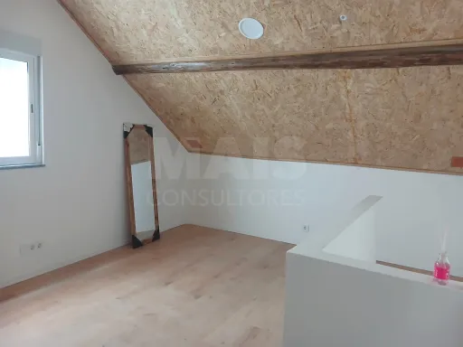 Moradia Totalmente Renovada com Logradouro e Churrasqueira | Refúgio de Tranquilidade a 15 Minutos de Alenquer
