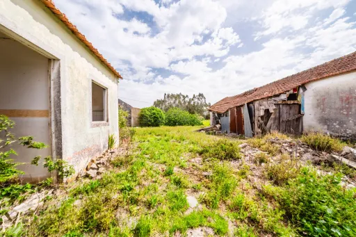 Moradia p/a restaurar c/ 225m2 de área em terreno c/ 6.473m2