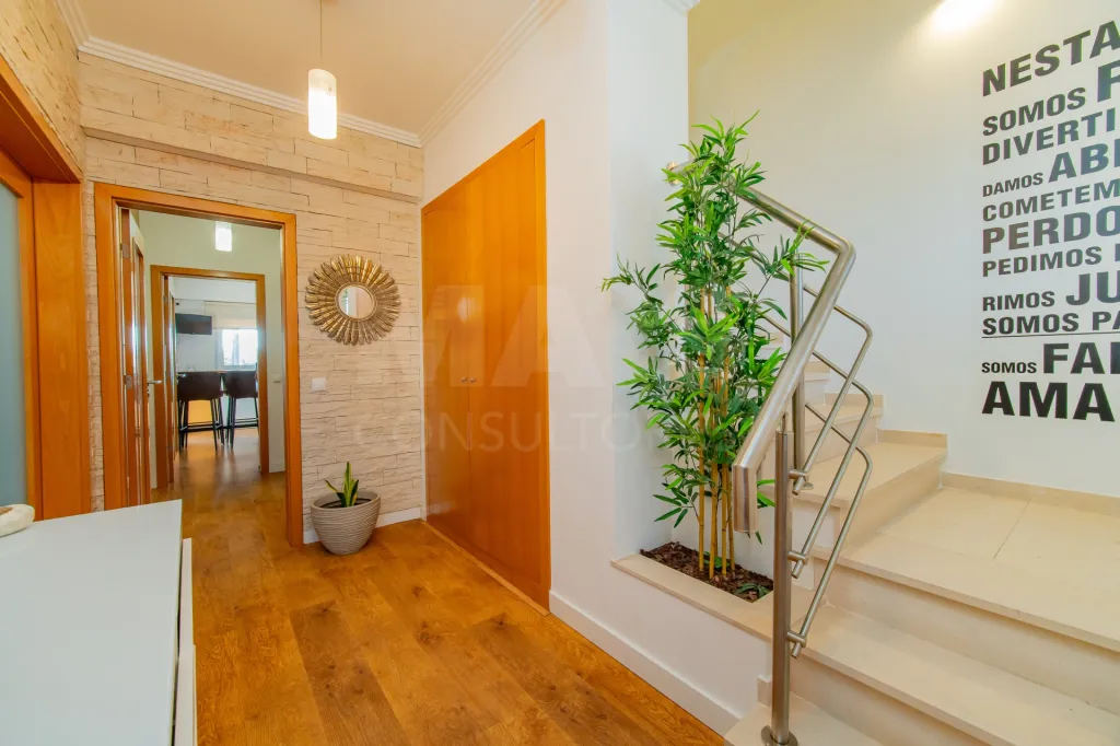 Moradia T3 totalmente remodelada no Condomínio Villas de Samorena em Samora Correia