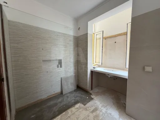 Apartamento T4 em Carnide