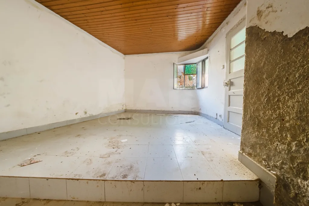 Quinta com duas moradias em ruína, poço e anexo com T0!