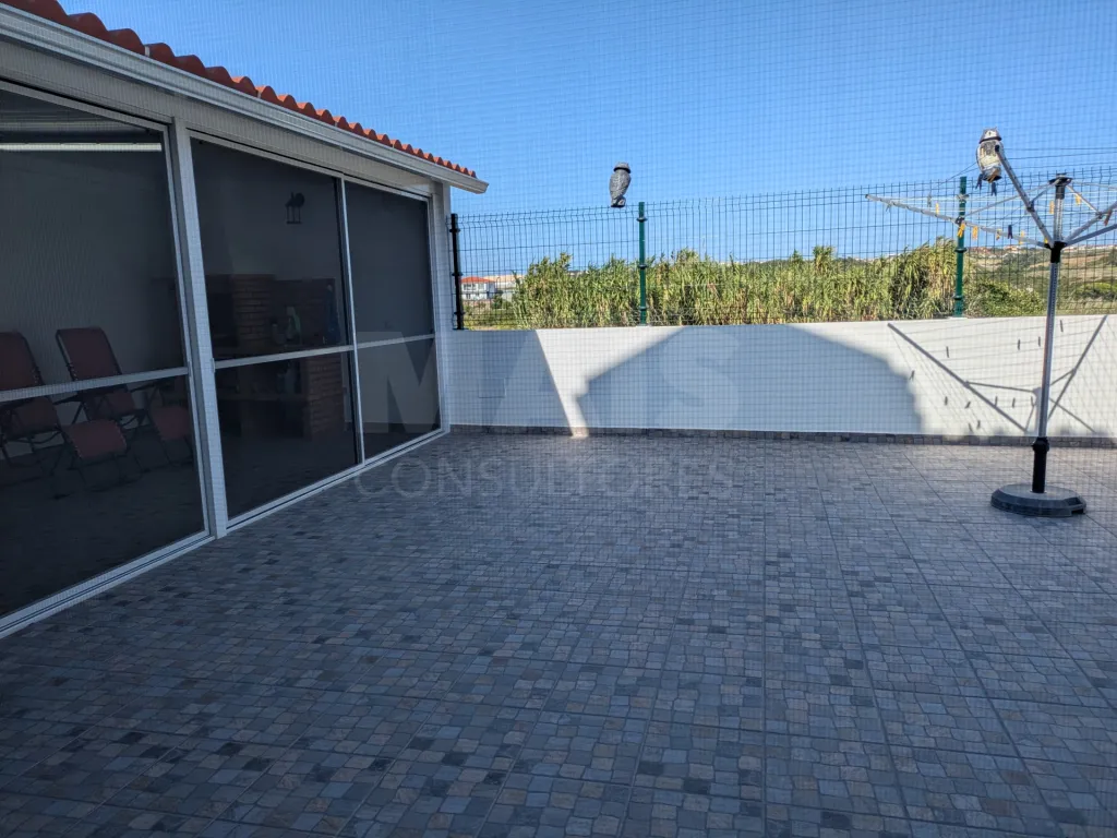 Moradia T3 com garagem, pátio, churrasqueira, sótão e vista desafogada – a 5 minutos das praias da Zona Oeste