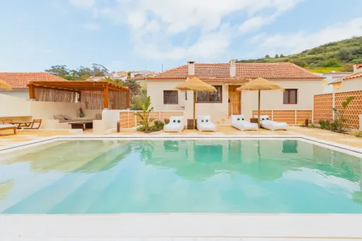 Tejo Riverside Oasis: Studio, 1-Bedroom, and 2-Bedroom Apartments with a Pool in Porto Brandão