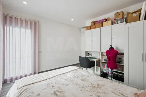 Moradia semi-nova T3 com piscina e vista mar