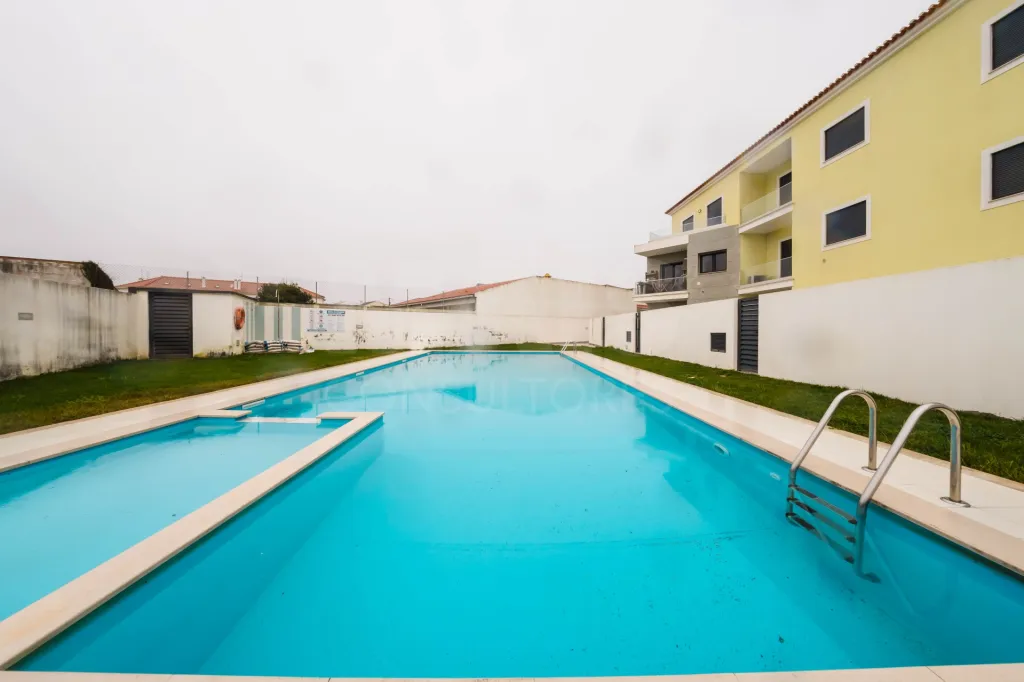 Recent apartment with swimming pool and excellent sun exposure near Baleal beach