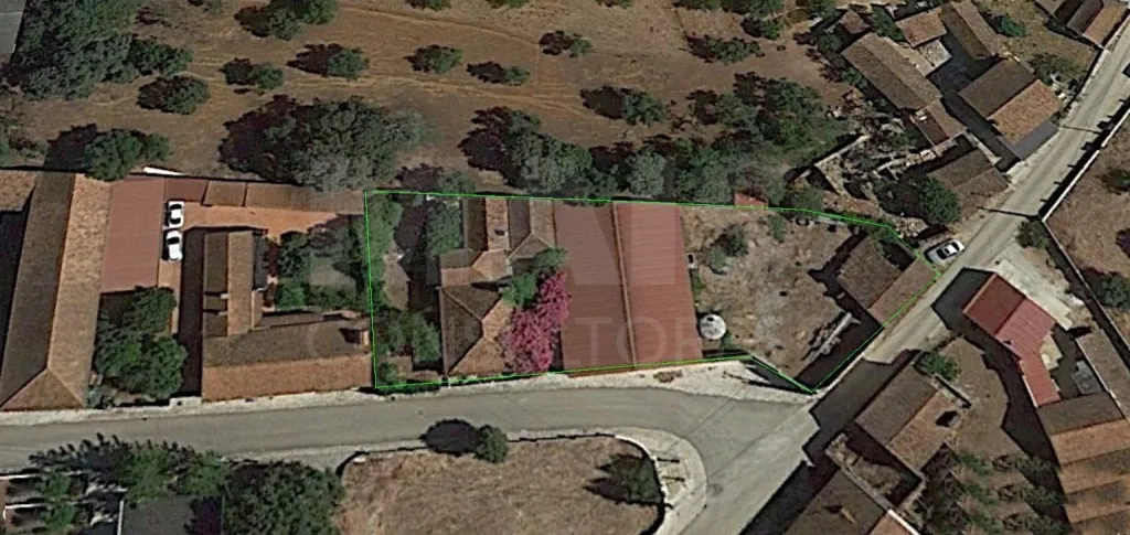 Moradia V 4 + Armazém + Casa Térrea de 45m2 em CASAIS ROMEIROS Santarém