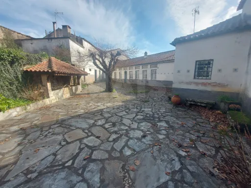 Casa Senhorial com Brazão em Coja- Arganil.