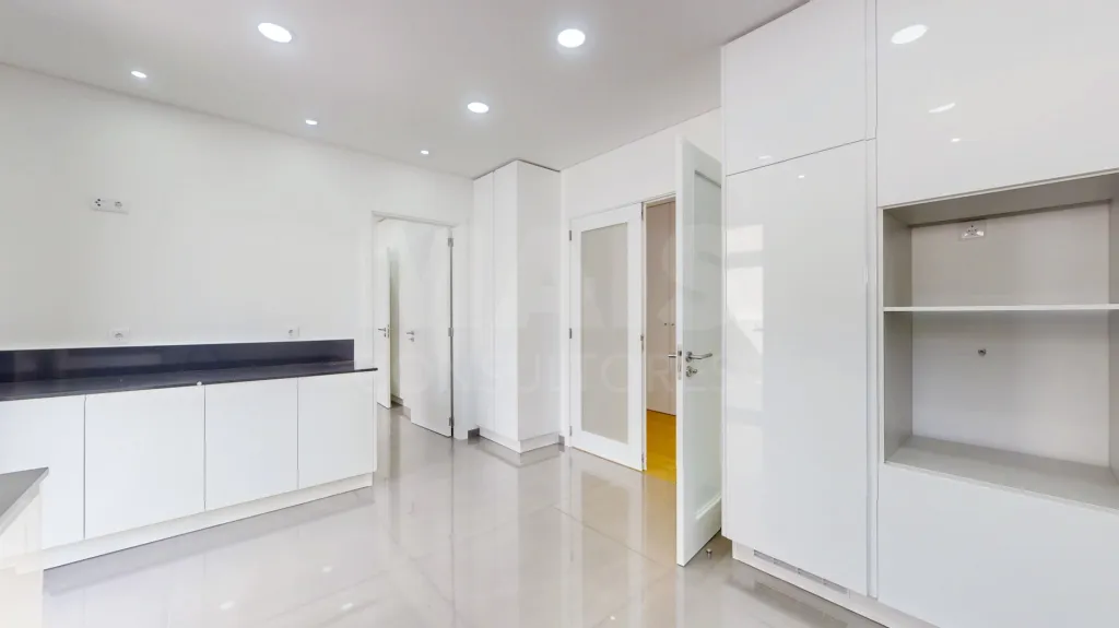 Moradia nova com piscina T4 em Linda a Velha
