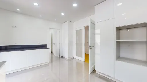 Moradia nova com piscina T4 em Linda a Velha