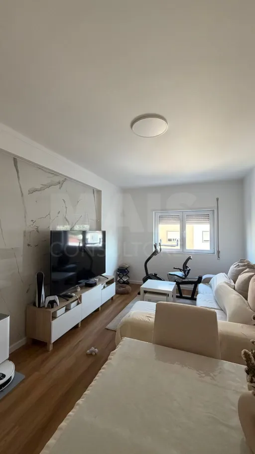 Apartamento T2 Remodelado no Centro do Cadaval