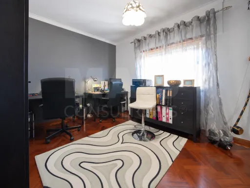 T3 no Carregado com excelentes areas com varanda e parqueamento